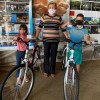 Fundo Social de Penápolis entrega bicicletas sorteadas a doadores de agasalhos