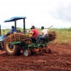Em Três Lagoas no Distrito Arapua auxiliando o pequeno produtor, Agronegócio estreia plantadeira de rama de mandioca na região da Piaba