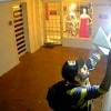 Homem furta refletor no centro de Birigui