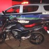 Rapaz é preso ao empinar moto, fazer 'zigue-zague' e tentar fugir da Polícia Militar em Água Clara