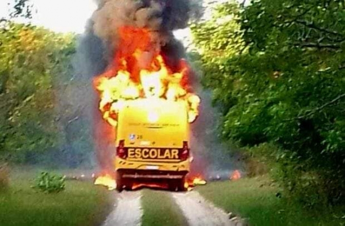 Ônibus escolar pego fogo e crianças escapam ilesas em Brasilândia