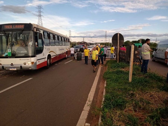 Caminhoneiros bloqueiam BR-262 na saída de Três Lagoas para SP