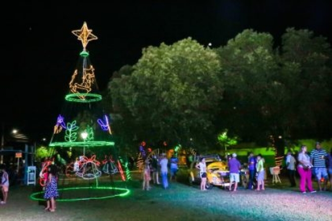 Inauguração da decoração de Natal e Projeto “Vida na Praça” levaram alegria e lazer ao Distrito de Arapuá