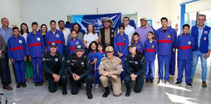 Pela primeira vez, Prefeitura adquire e entrega agasalhos uniformes para crianças e adolescentes dos SCFV de Três Lagoas