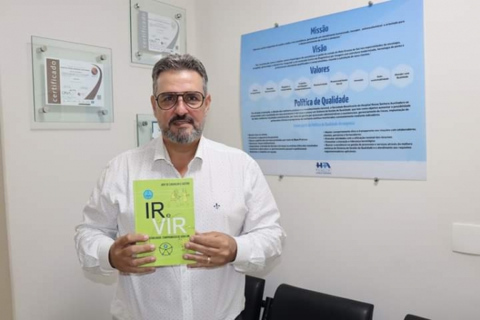 Vice presidente da Santa Casa de Campo Grande e também autor do livro “Ir e Vir Acessibilidade: Compromisso de cada um” presenteia diretor do HNSA