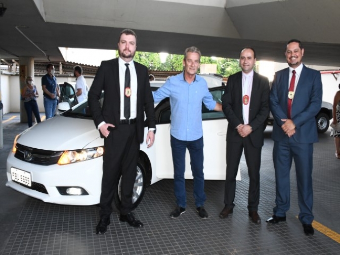 Prefeitura de Prudente recebe veículo doado pelo delegado da Polícia Civil, Rafael Galvão