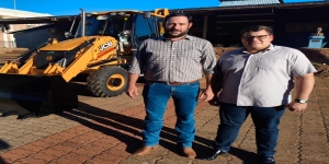 Prefeito João Gabriel entrega nova retroescavadeira e destaca fortalecimento da estrutura castilhense 