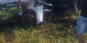 Grave acidente entre van da Saúde e carro deixa mortos na BR-163 na tarde desta sexta-feira