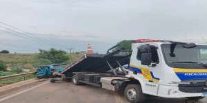Colisão entre carro e micro-ônibus bloqueia anel viário da BR-262 em Três Lagoas