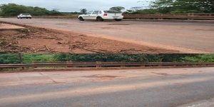 Mesmo sob concessão privada, trecho da BR-262 na ponte do Rio Verde acumula buracos e gera alerta, em Água Clara-MS 