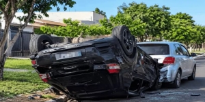 Carro capota após bater em veículo estacionado em Três Lagoas