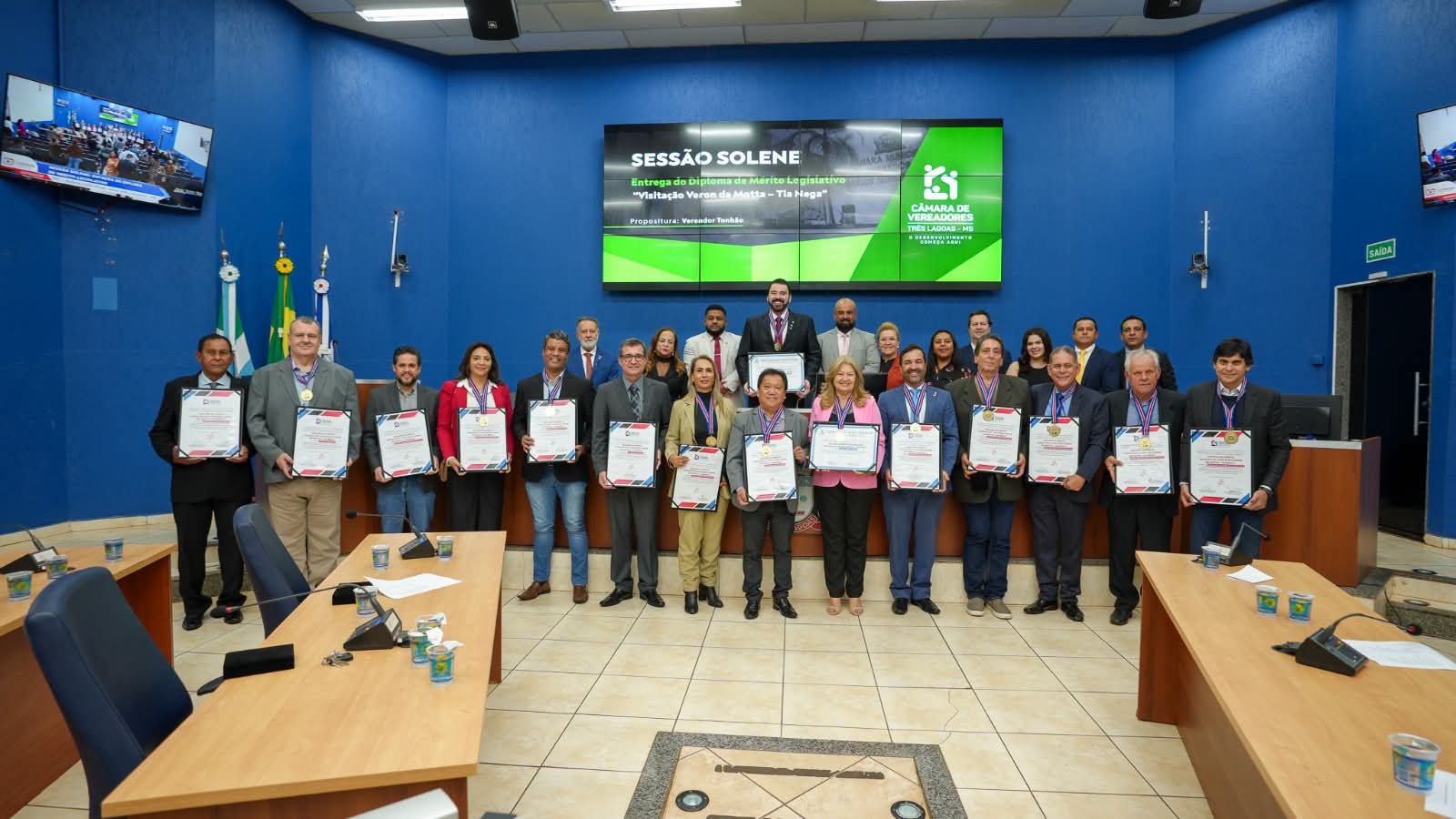 Vereadores de Três Lagoas homenageiam servidores e ex-vereadores durante sessão solene 