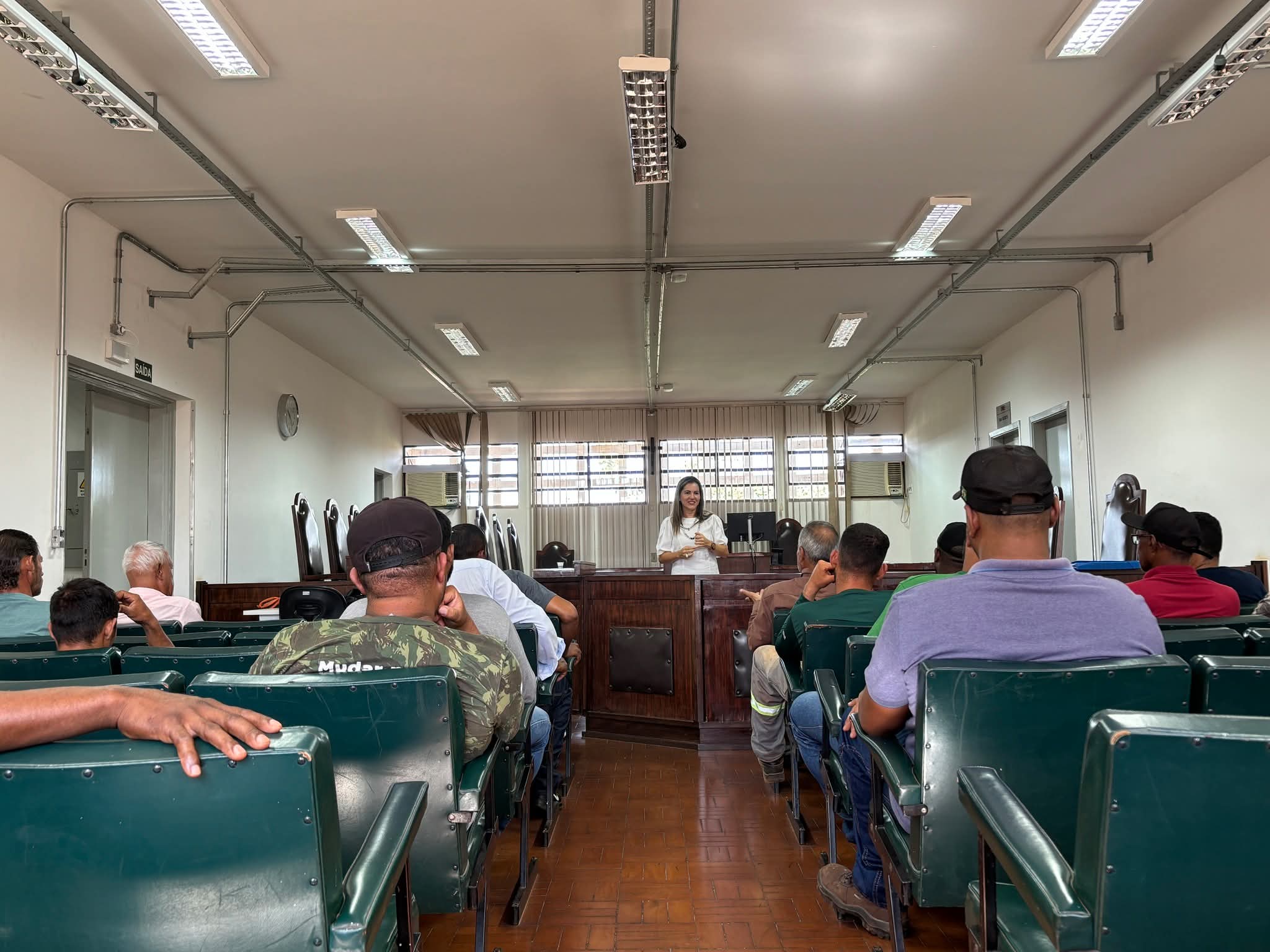 Delegada de Polícia Dra. Carolina Tucunduva ministra palestra reflexiva para autores de violência doméstica em Pereira Barreto