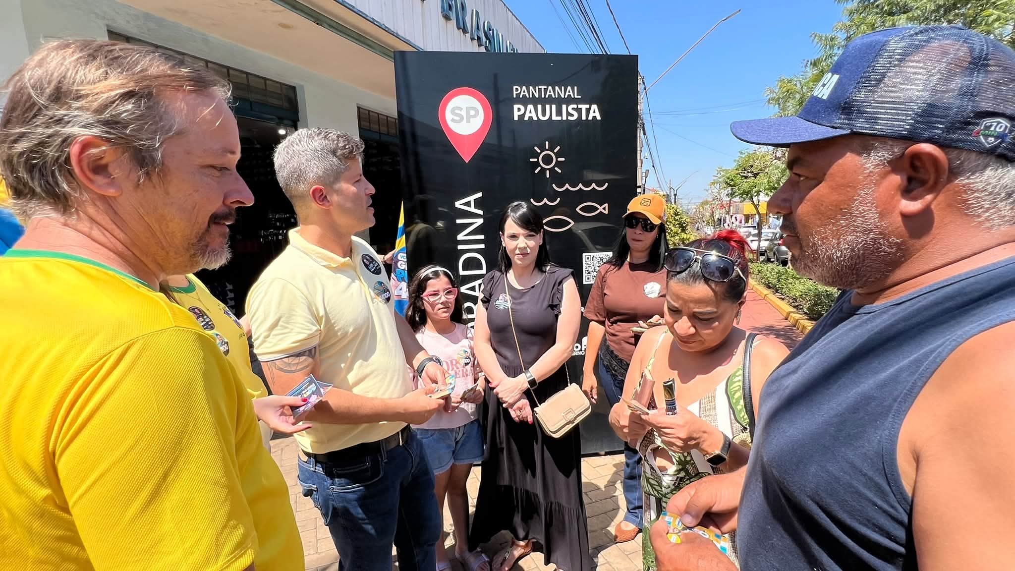 Comerciantes de Andradina recebem visita de Guilherme Pugliese durante caminhada pelo centro