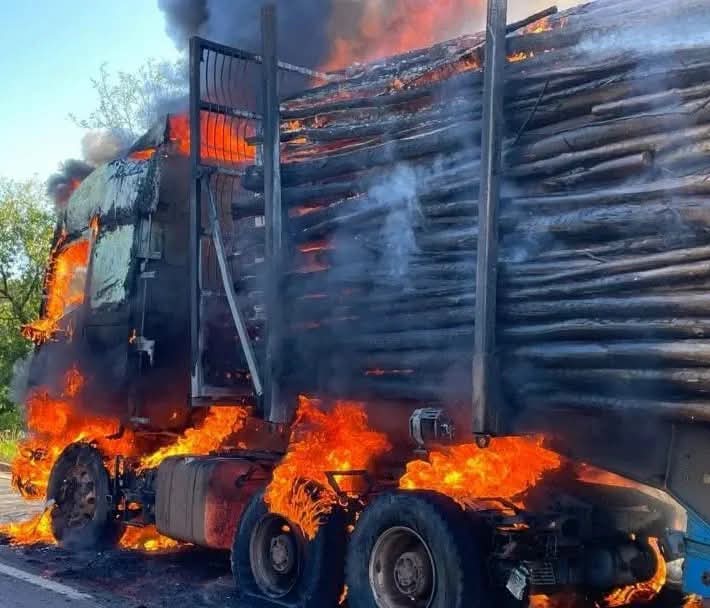 Incêndio em caminhão com madeira interdita BR-158 entre Três Lagoas e Brasilândia