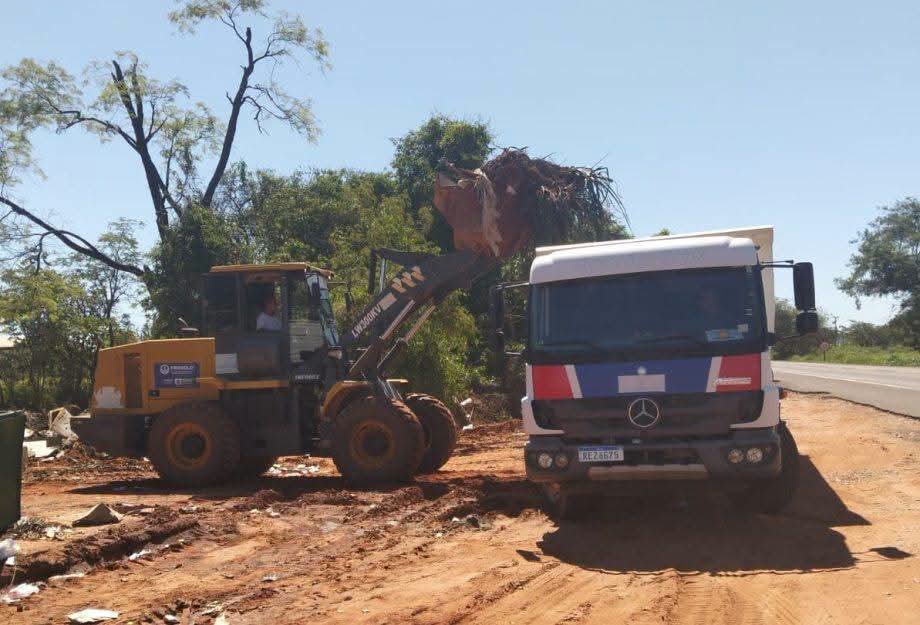 Prefeitura de Três Lagoas realiza limpeza de lixeiras próximas às rodovias e alerta sobre descarte irregular