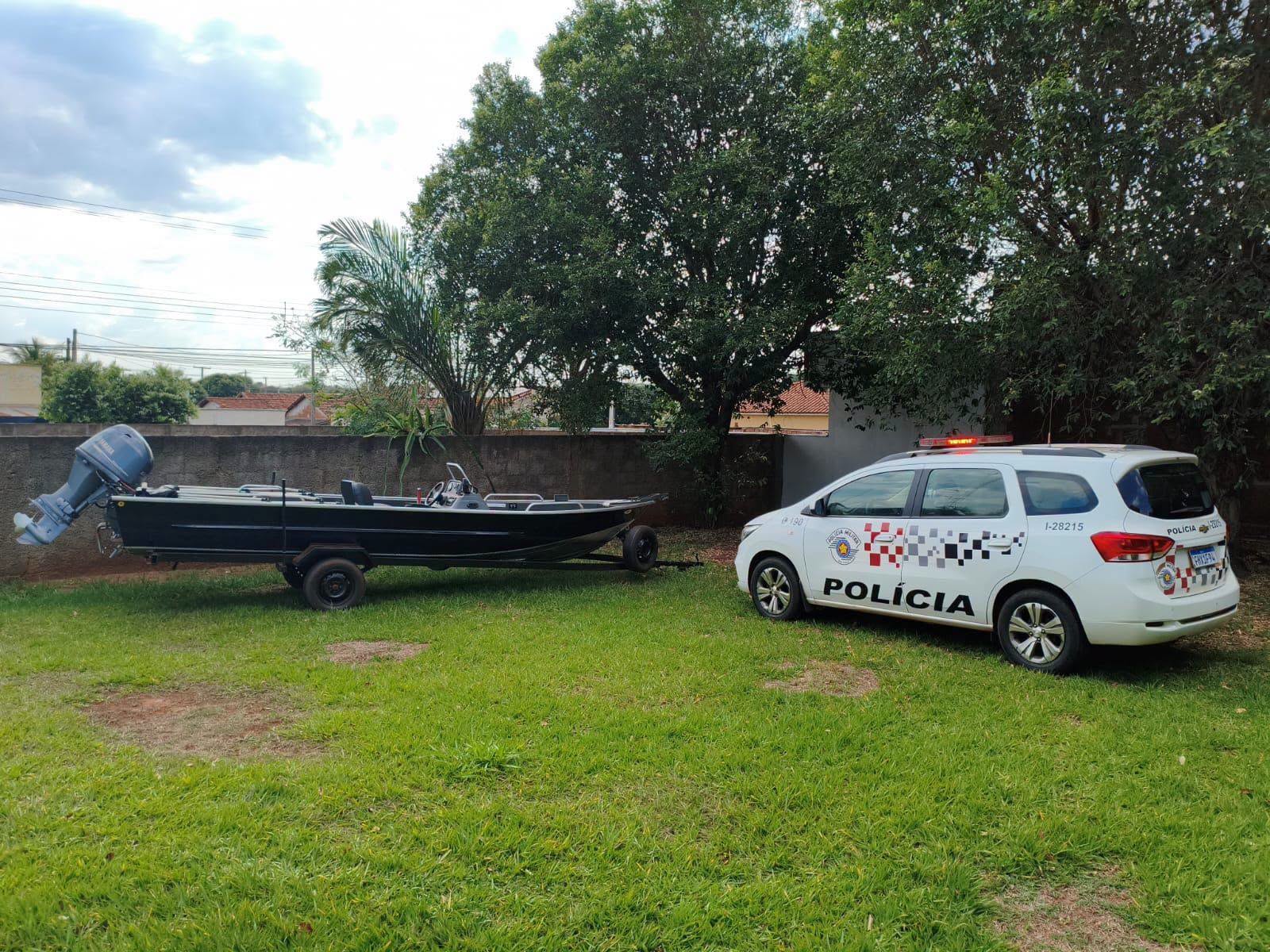 Polícia Militar recupera lancha furtada e conduz homem à Delegacia em Sud Mennucci/SP
