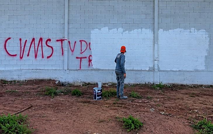 “Sobrou pra mim”: Pintor de Três Lagoas cobre pichação atribuída a facção e vídeo viraliza na internet