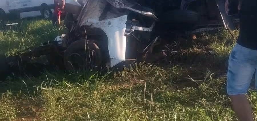 Grave acidente entre van da Saúde e carro deixa mortos na BR-163 na tarde desta sexta-feira