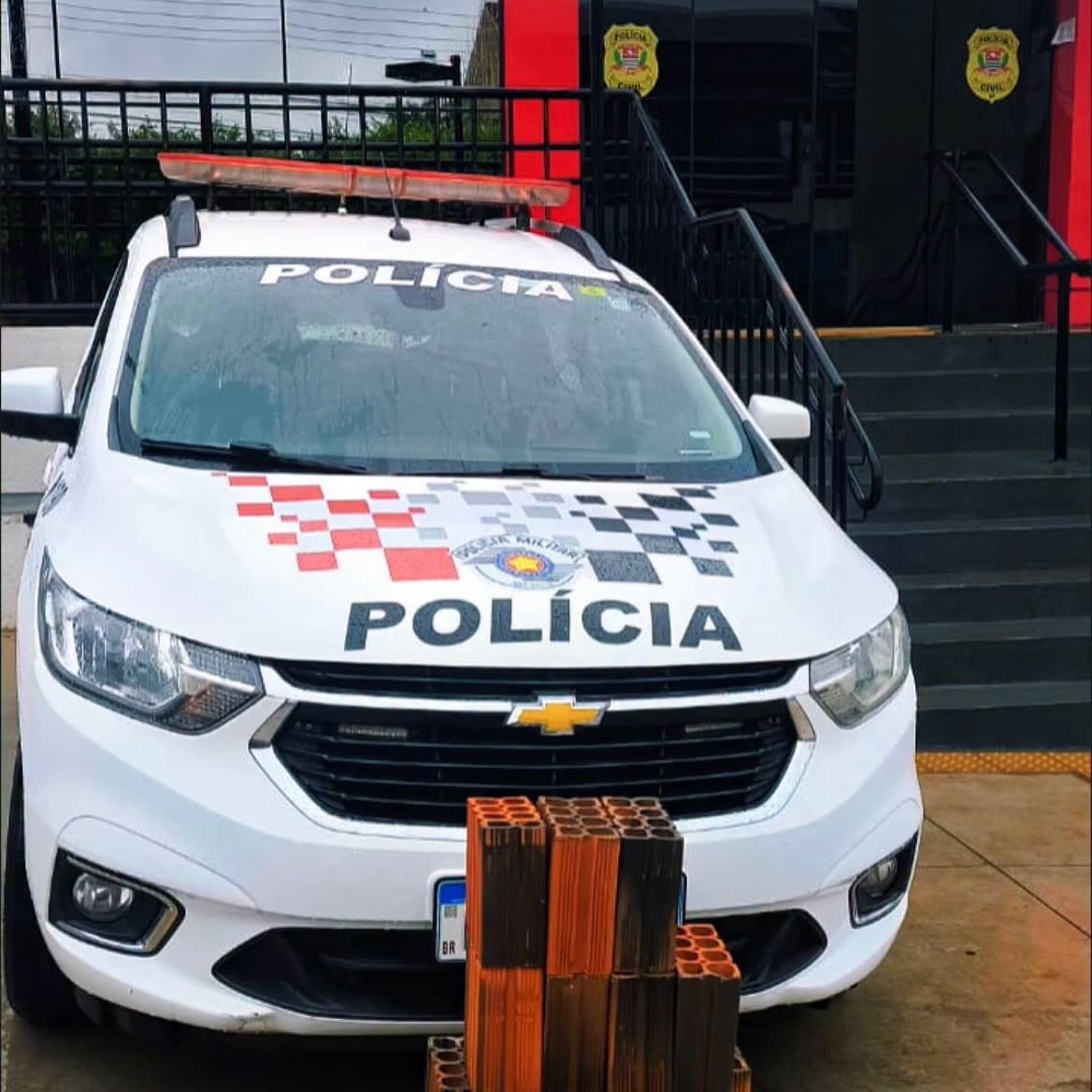Polícia Militar de Andradina prende homem em flagrante por furto de blocos de construção no bairro Gasparelli