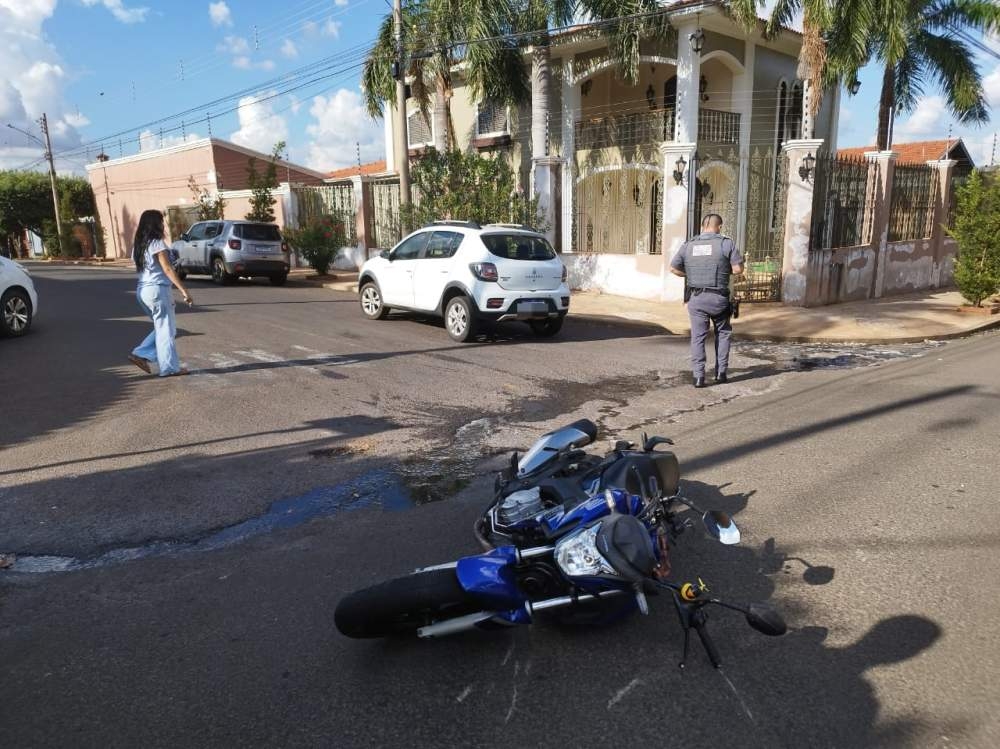 Acidente envolvendo carro e moto no centro de Andradina