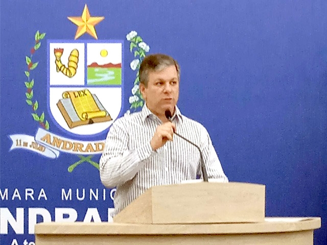 Presidente da Câmara de Andradina solicita reparos em calçada no Jardim das Águas