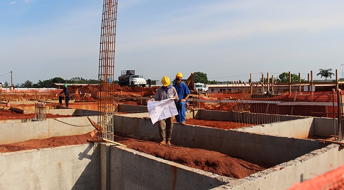 Prefeitura de Água Clara constrói ponte sobre o Córrego Ribeirão