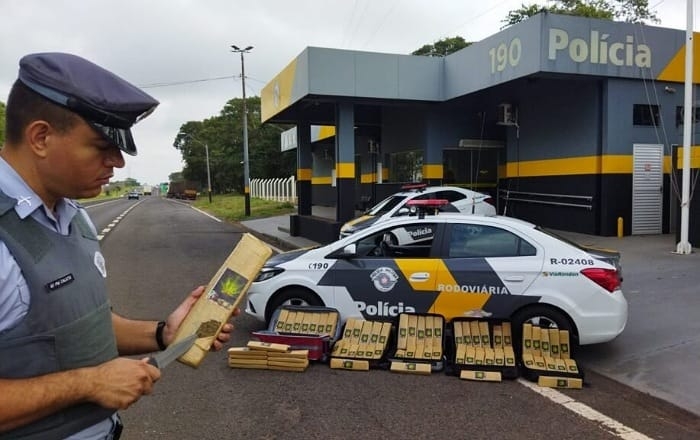 POLÍCIA RODOVIÁRIA DE PENÁPOLIS PRENDE CASAL COM 70 TIJOLOS DE MACONHA EM MALAS