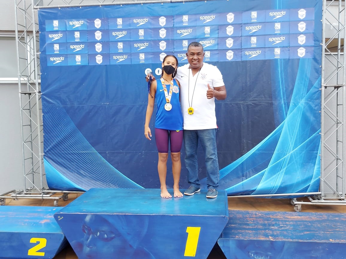 Andradinense Ana Beatriz de Paula Rosa conquista duas medalhas de ouro no Paulista Infantil de natação de Bauru