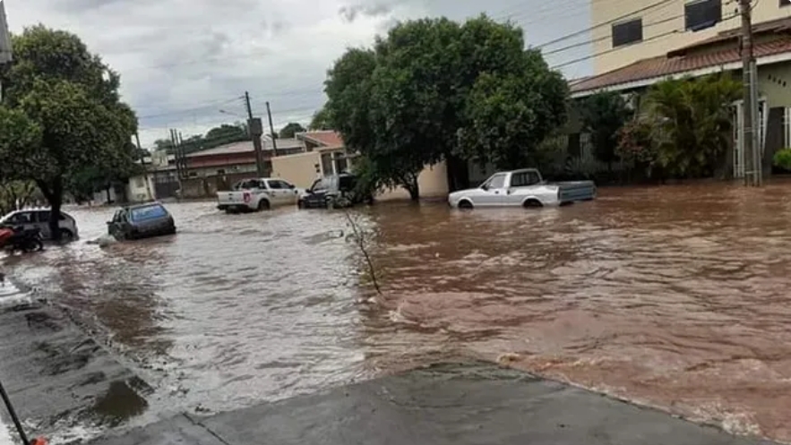 Enchentes Milionárias: Quando a água entra nas casas e o dinheiro público escorre pelo ralo em Três Lagoas