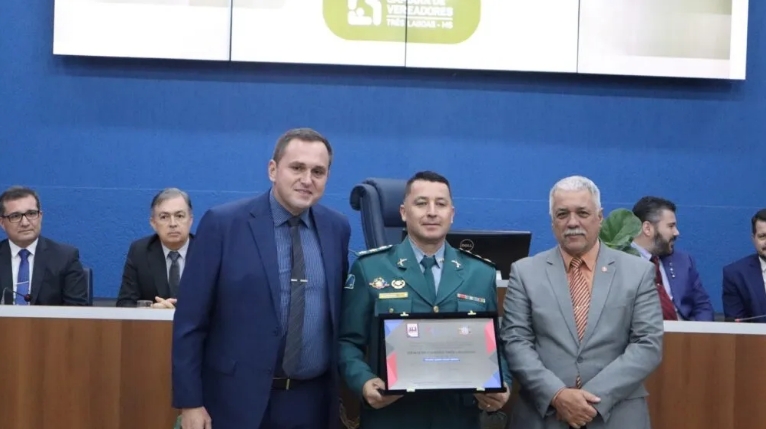 Comandante do 2º BPM recebe Título de Cidadão Três-lagoense em homenagem à atuação da Polícia Militar