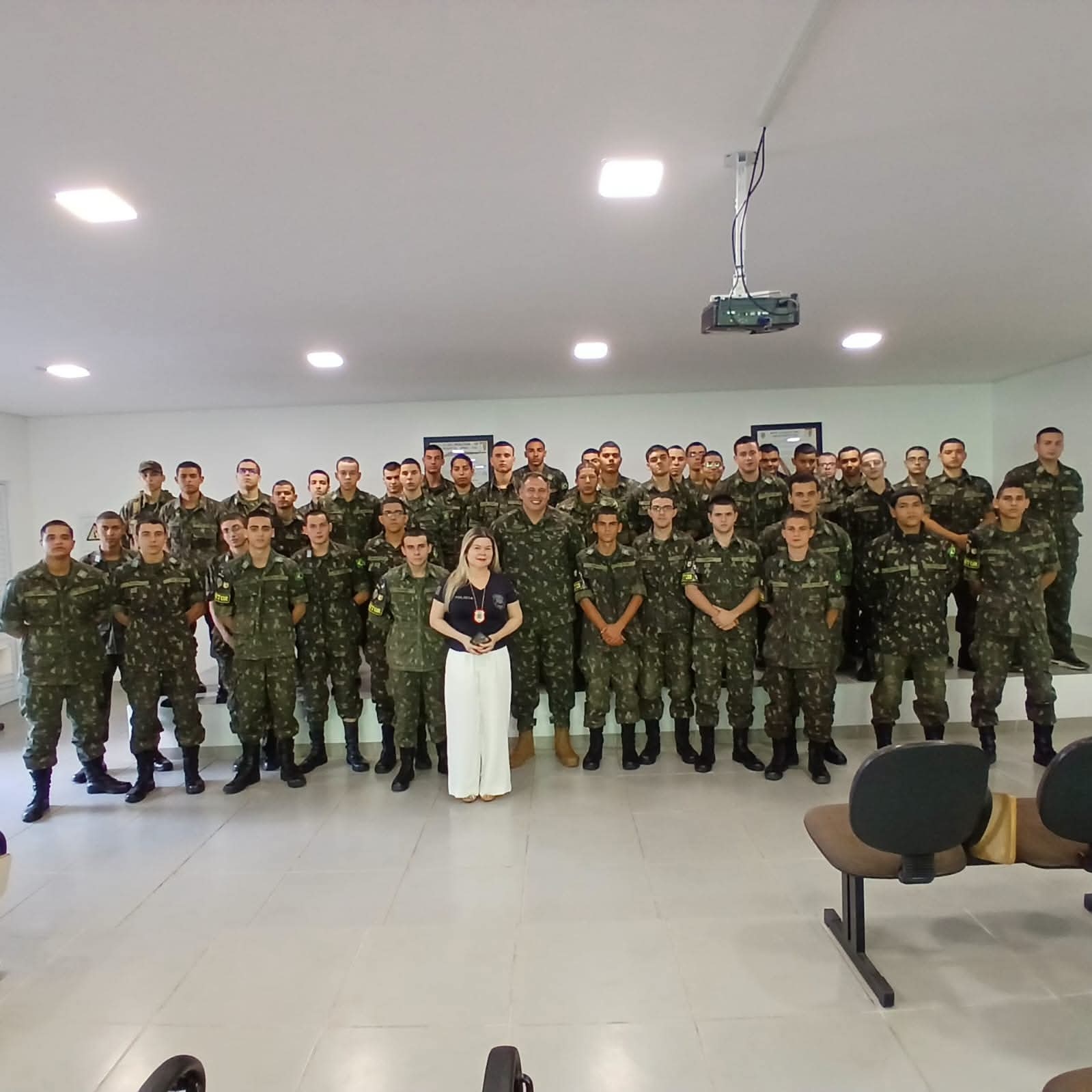 POLÍCIA CIVIL E TIRO DE GUERRA PROMOVEM PALESTRA SOBRE PREVENÇÃO À VIOLÊNCIA DOMÉSTICA EM DRACENA