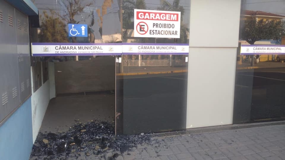 CÂMARA MUNICIPAL DE ANDRADINA É ALVO DE VANDALISMO