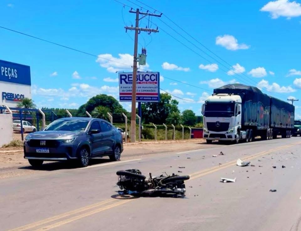 Colisão envolvendo carreta deixa motociclista morto na Rodovia Federal BR-262 em Três Lagoas