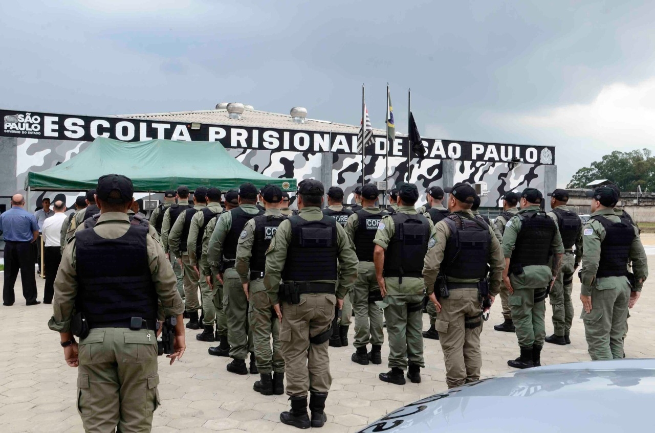 Governo de SP libera contratação de 1,5 mil agentes para escolta de presos