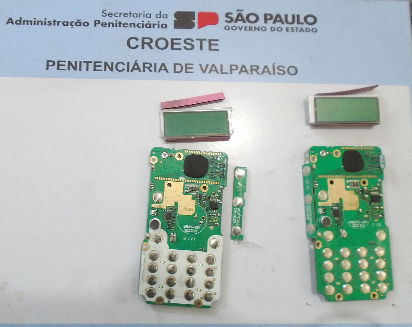 Agentes da Penitenciária de Valparaíso apreendem placas de rádio HT com visita