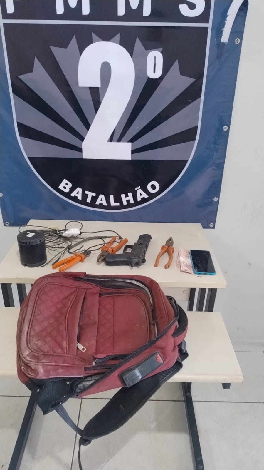 Polícia Militar de Três Lagoas prende indivíduo por furto de fios da praça na avenida Rosário Congro