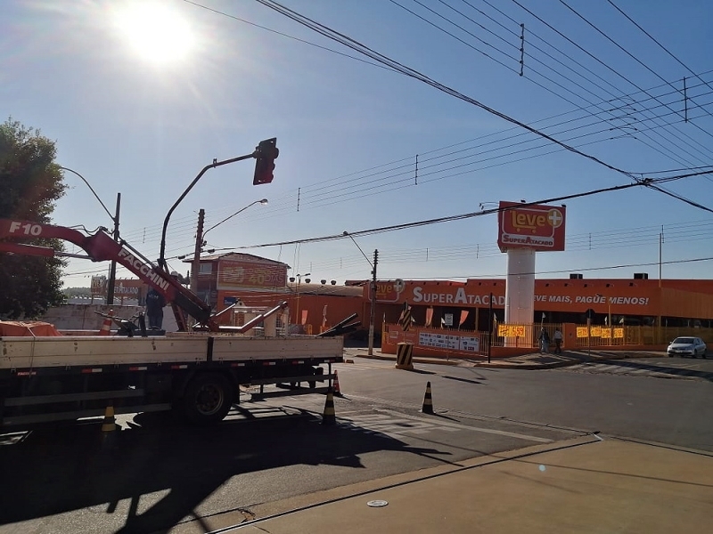 Governo de Andradina altera local de semáforo para melhorar mobilidade na avenida Guanabara