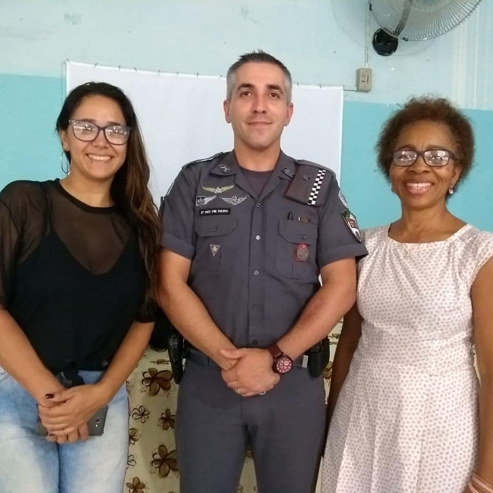 Em Pereira Barreto motorista de van é preso suspeito de tráfico de drogas e agentes da Polícia Federal levam alunos para escola