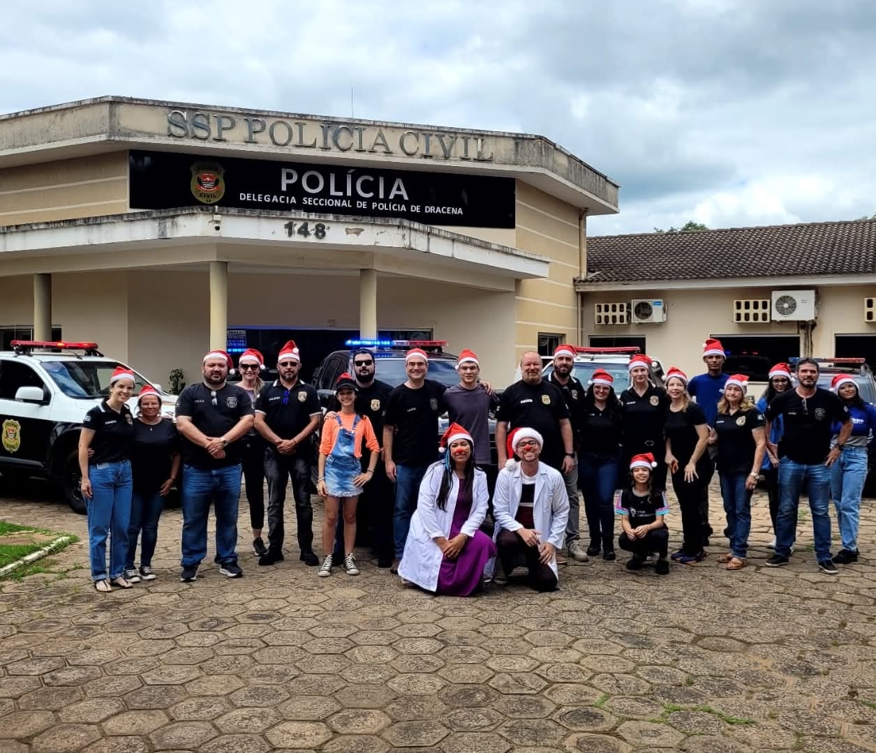 POLÍCIA CIVIL E GRUPO MENSAGEIROS DA ALEGRIA REALIZAM AÇÕES SOCIAIS E SOLIDÁRIAS NATALINAS COM ENTREGA DE CESTAS BÁSICAS, DOCES E PRESENTES EM DRACENA
