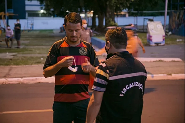 Fiscais distribuem máscaras para quem está fazendo exercícios ao ar livre em Andradina