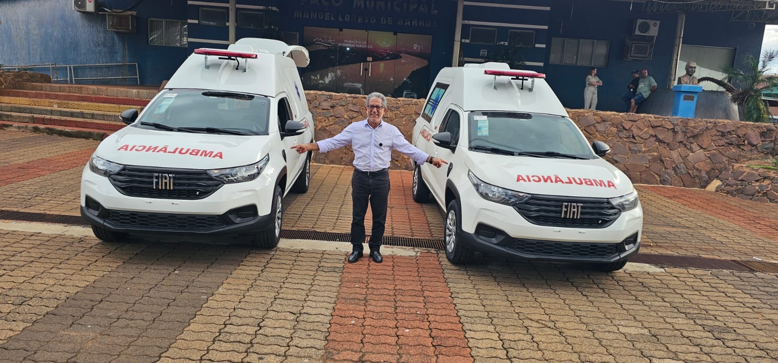 Prefeito de Castilho entrega duas novas ambulâncias para reforçar atendimentos de urgência