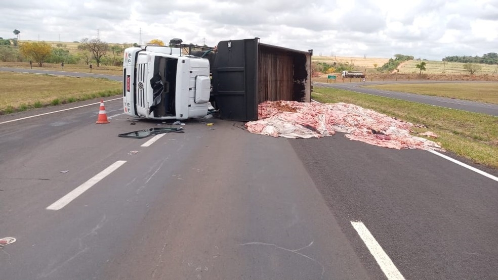 Caminhão carregado com couro tomba em rodovia de Penápolis