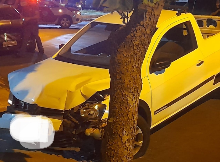 Motorista tem ataque de fúria e joga Saveiro contra pessoas em mesa de lanchonete de Birigui; vídeo