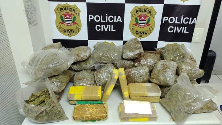 DISE DE PRUDENTE INTERCEPTA ÔNIBUS  E APREENDE DROGAS EM FUNDO FALSO