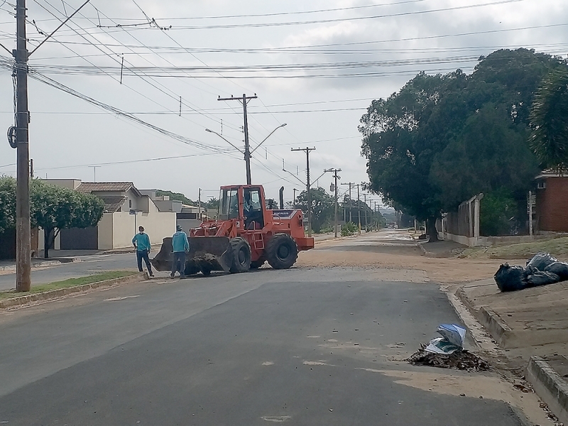 Novo Governo de Andradina realiza limpeza na avenida do Parque Industrial, Praça Tóquio, linha férrea e outros locais