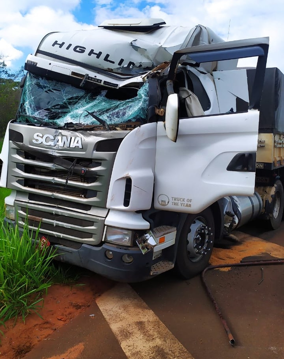 Em Dracena aduela metálica cai na Rodovia General Figueiredo e atinge cabine de carreta