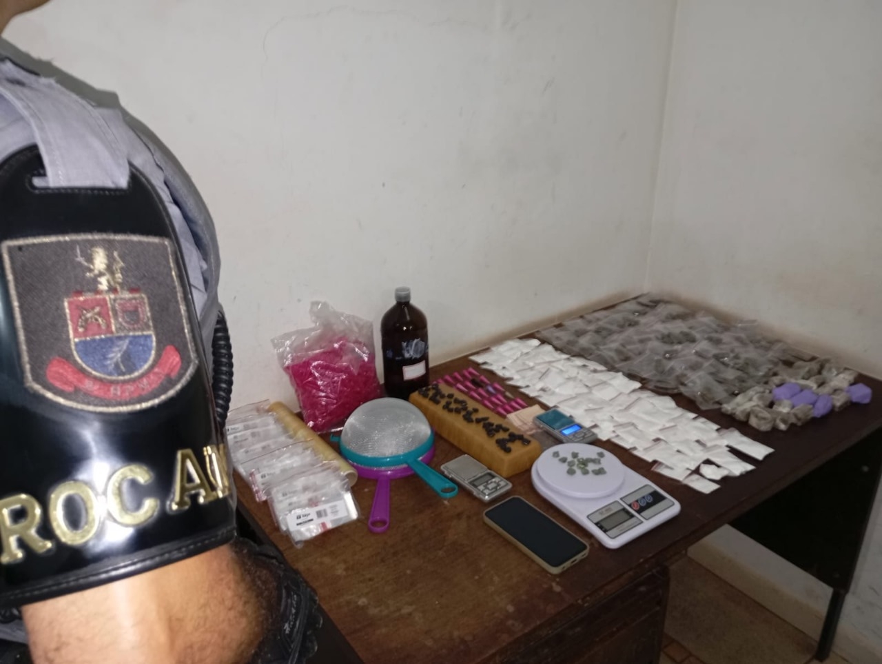 ROCAM PRENDE HOMEM ACUSADO DE TRÁFICO DE DROGAS EM BIRIGÜI