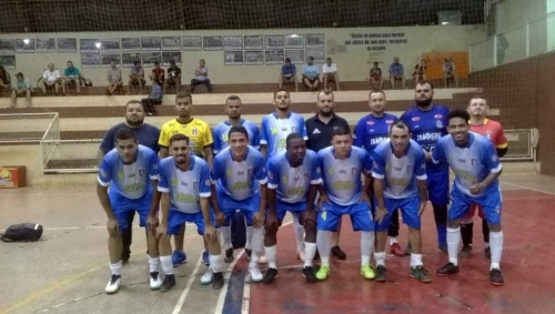 Crianças participam da caça aos ovos na praça central de Buritama