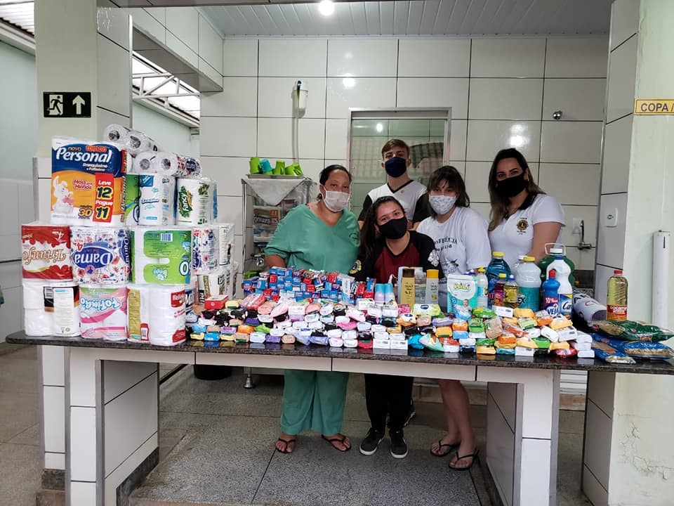 LEO CLUBE de Valparaíso doa produtos de higiene pessoal para o Asilo São Vicente de Paula